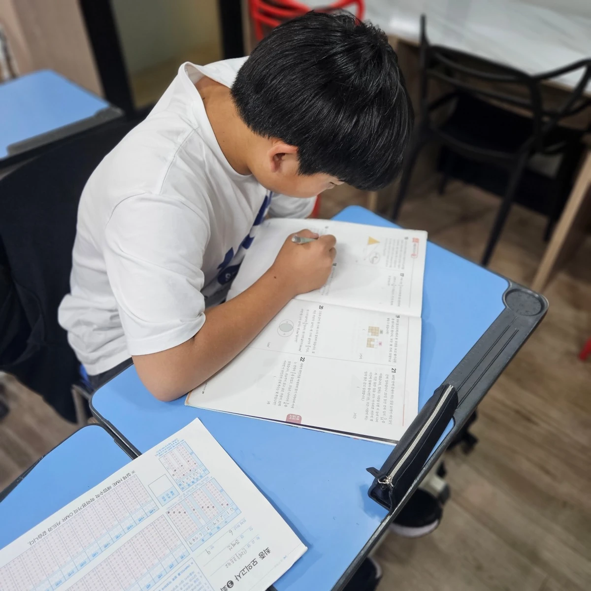 수학 문제에 집중해 풀이하는 학생